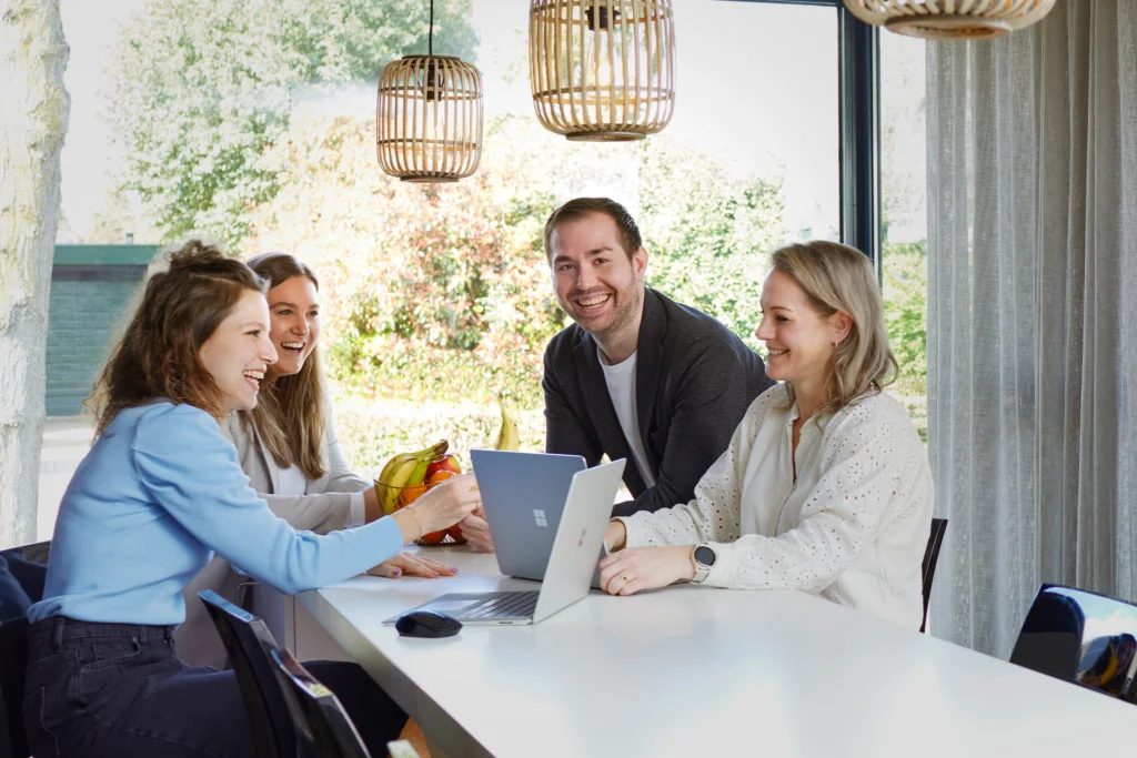 Collega's van Totality aan de hoge tafel